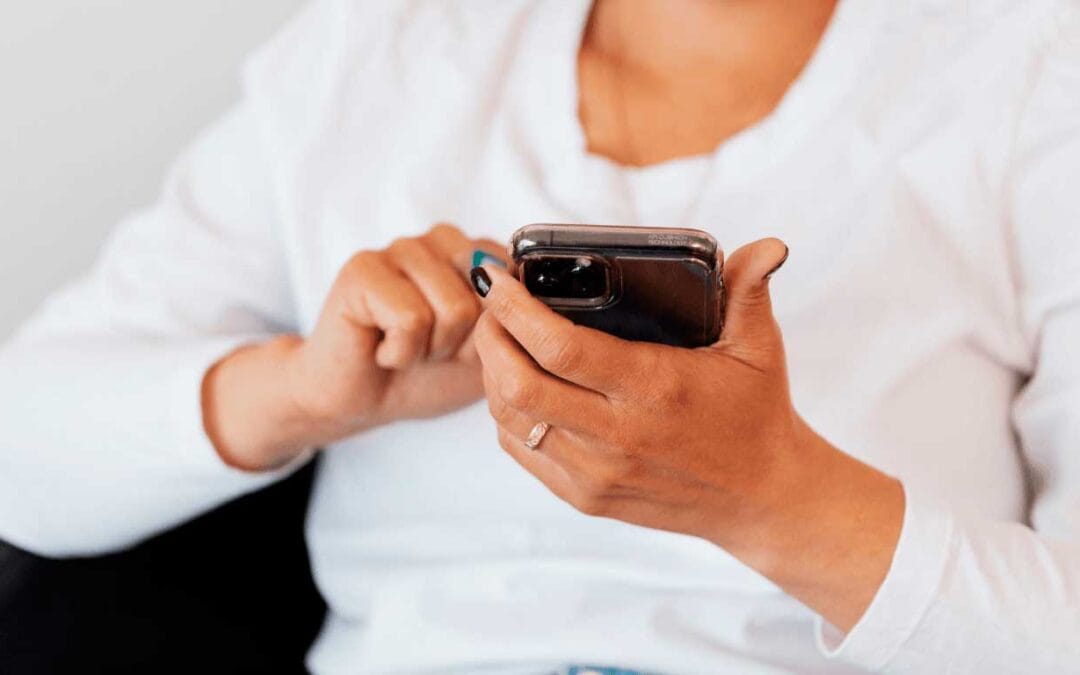 Uso excesivo del móvil y redes sociales: cuándo deja de ser un hábito y pasa a necesitar atención psicológica